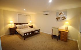 Silver House - Melbourne Airport Accommodation - 7 Minutes From Melbourne Airport