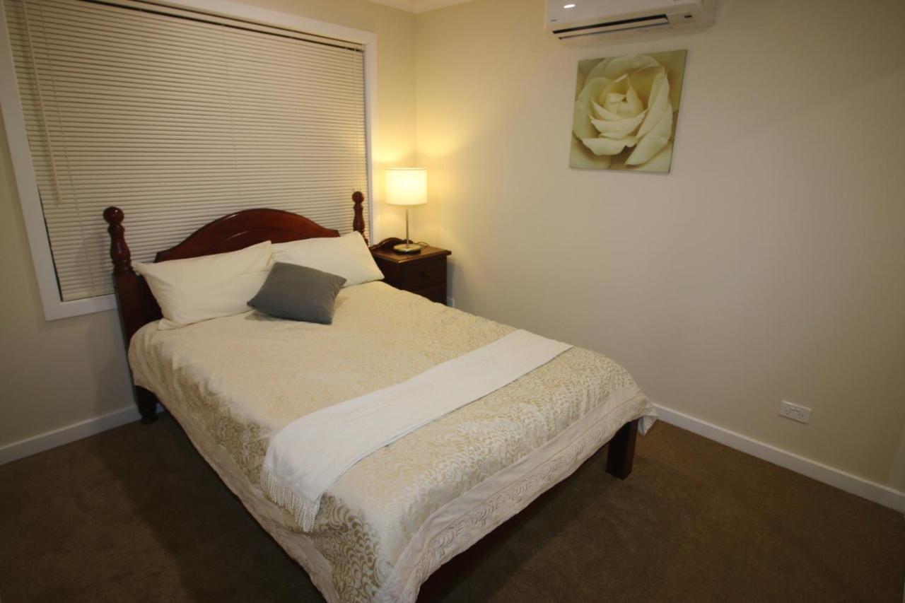 Silver House - Melbourne Airport Accommodation - 7 Minutes From Melbourne Airport Exterior photo
