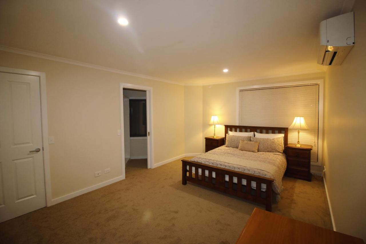 Silver House - Melbourne Airport Accommodation - 7 Minutes From Melbourne Airport Exterior photo