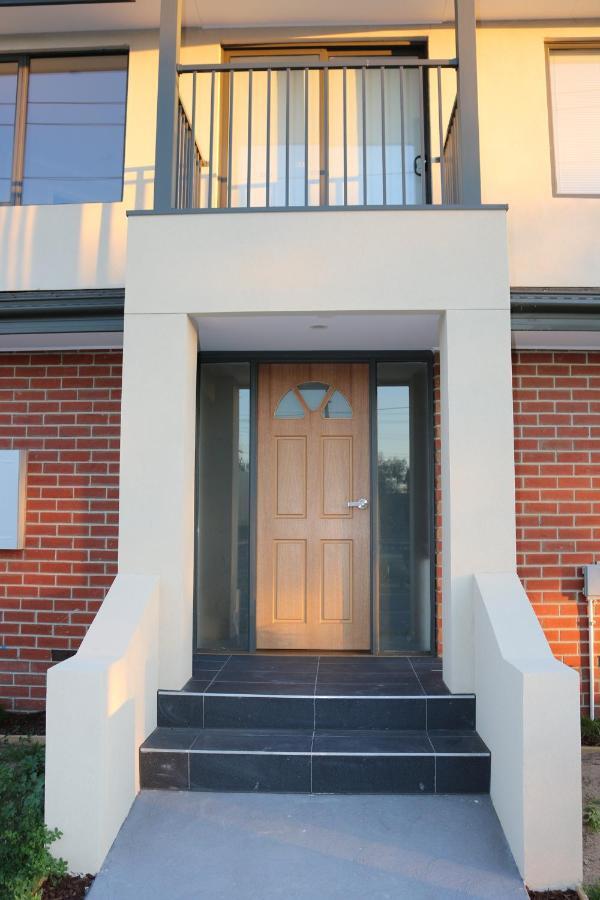 Silver House - Melbourne Airport Accommodation - 7 Minutes From Melbourne Airport Exterior photo
